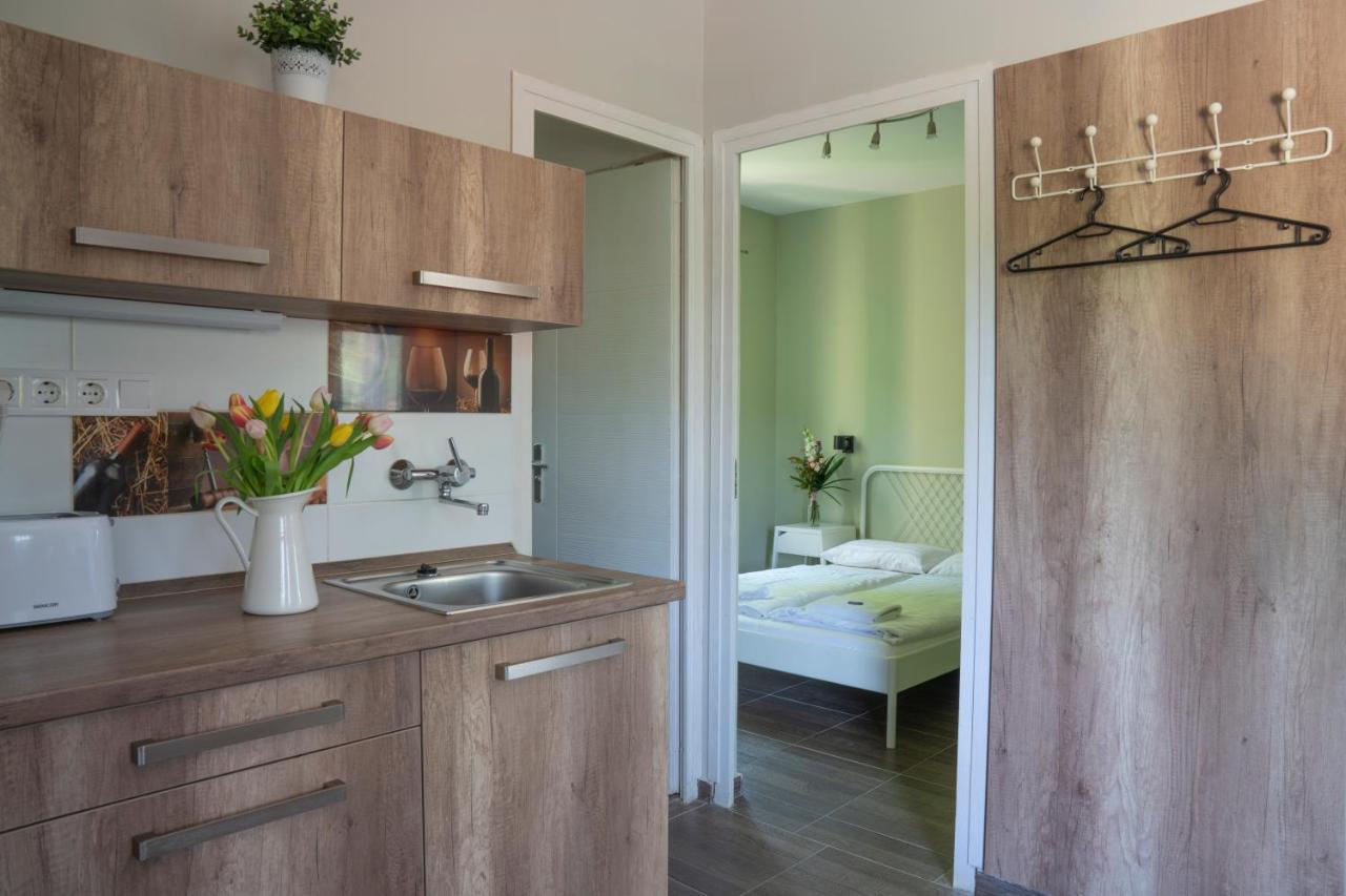 Tulipan Apartman Еґер Екстер'єр фото